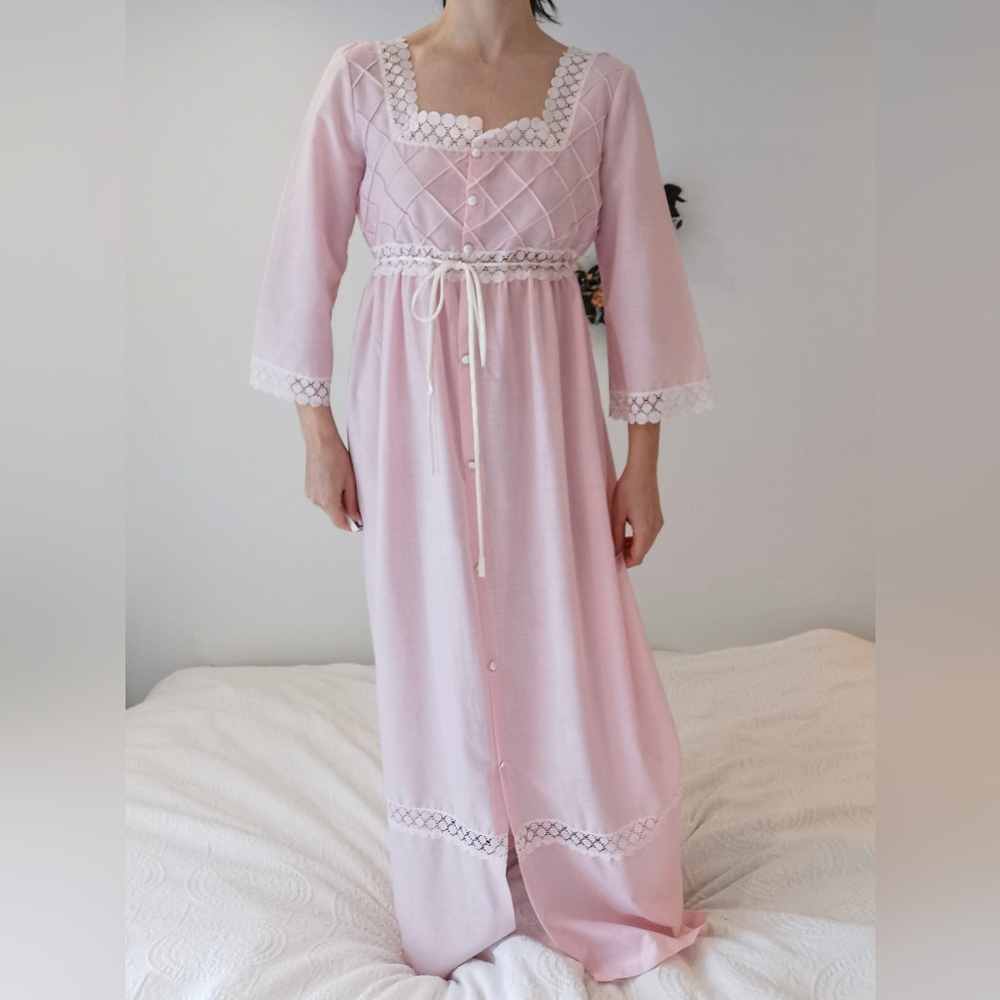 *sold* Medium vintage pink cotton nightgown, cottage core sleepwear - Picture 1 of 7